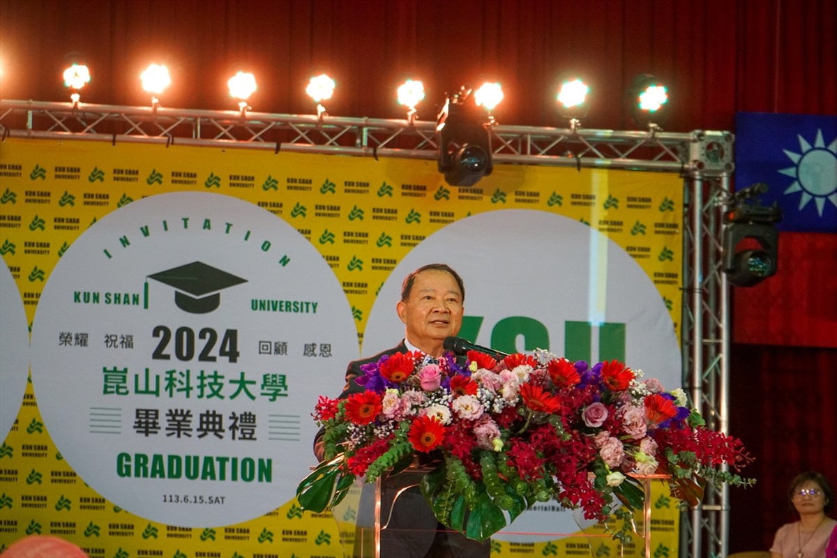 11.KSU Graduation Ceremony: Andre Chiang and Wu Pao-Chun Celebrate Emotional Reunion for Graduates of the SARS Generation