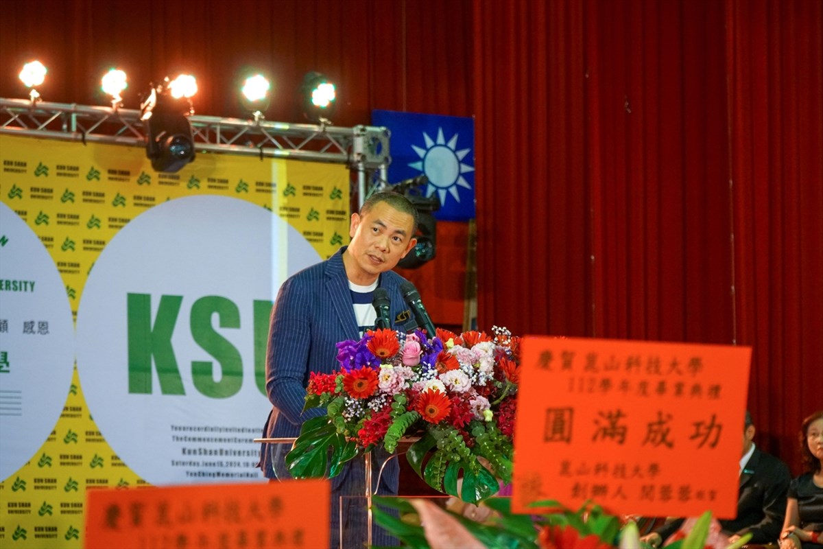 12.KSU Graduation Ceremony: Andre Chiang and Wu Pao-Chun Celebrate Emotional Reunion for Graduates of the SARS Generation