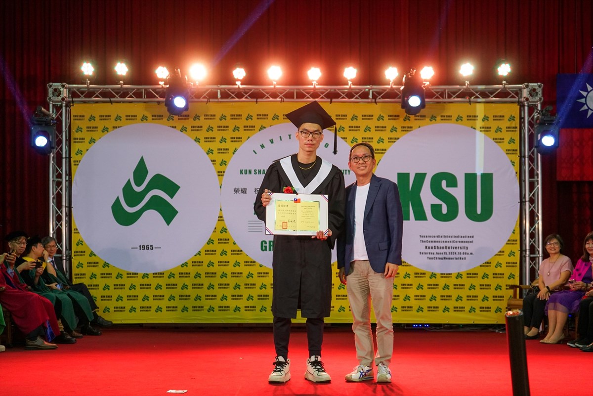 09.KSU Graduation Ceremony: Andre Chiang and Wu Pao-Chun Celebrate Emotional Reunion for Graduates of the SARS Generation