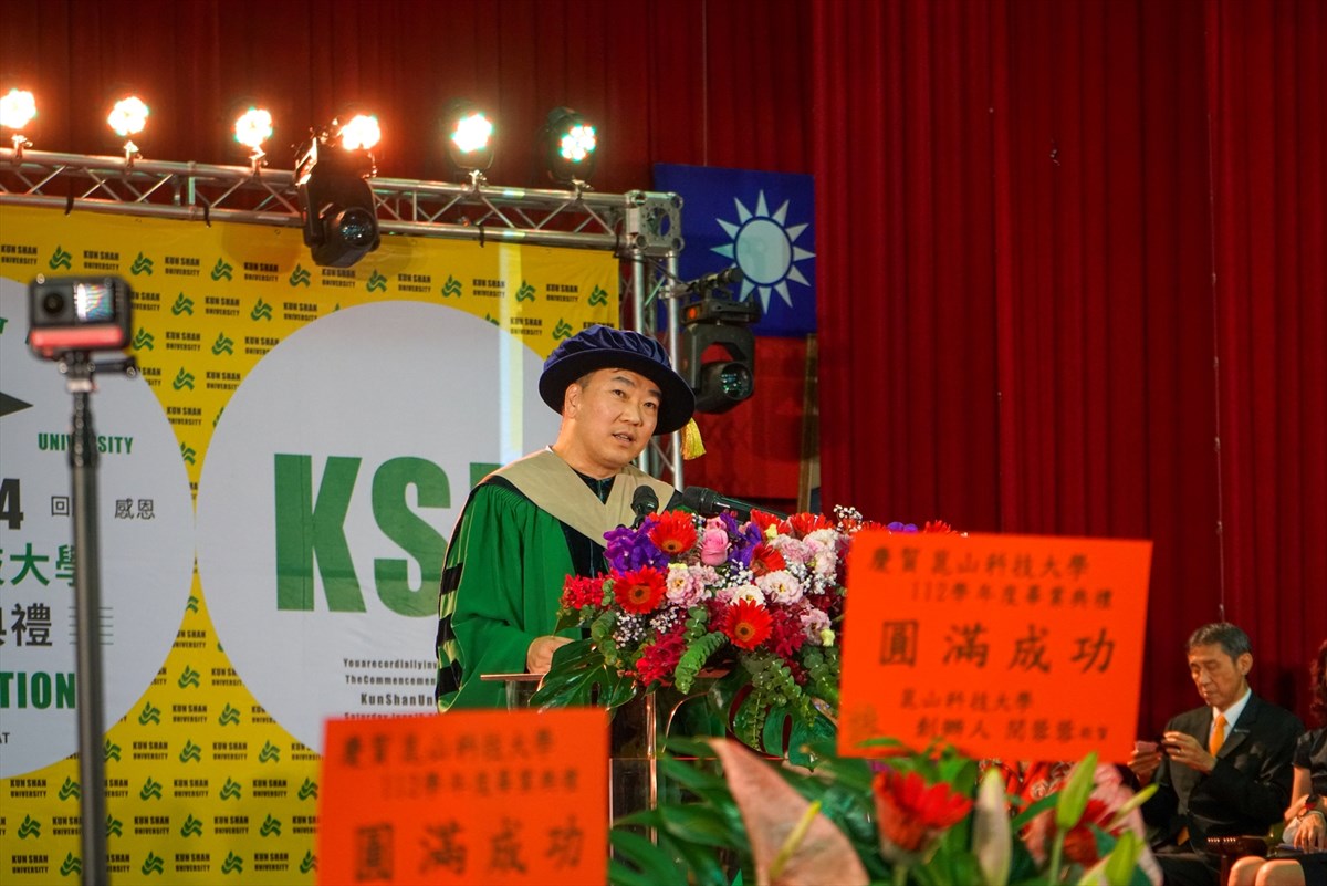 05.KSU Graduation Ceremony: Andre Chiang and Wu Pao-Chun Celebrate Emotional Reunion for Graduates of the SARS Generation