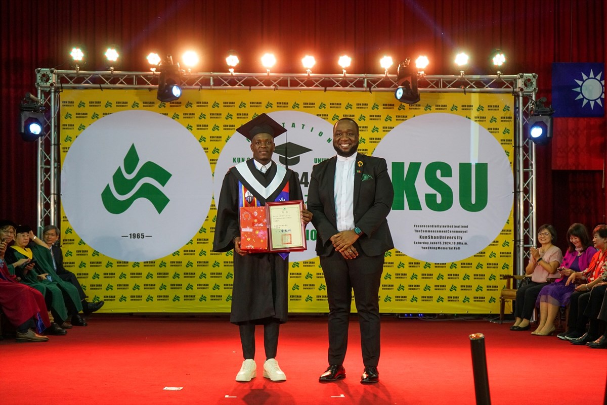 03.KSU Graduation Ceremony: Andre Chiang and Wu Pao-Chun Celebrate Emotional Reunion for Graduates of the SARS Generation