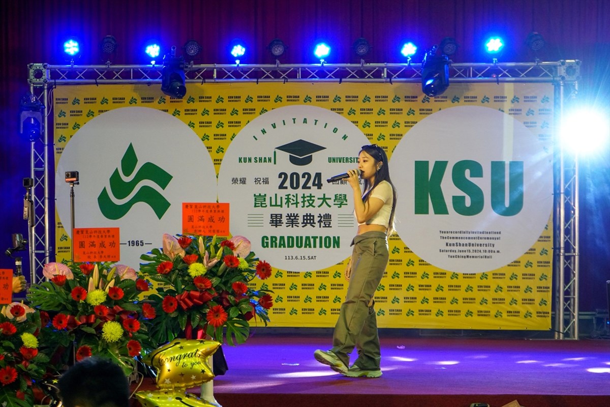 14.KSU Graduation Ceremony: Andre Chiang and Wu Pao-Chun Celebrate Emotional Reunion for Graduates of the SARS Generation