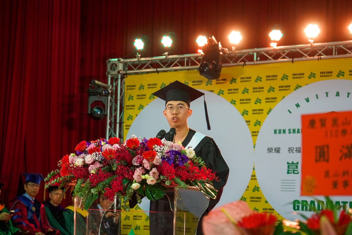 10.KSU Graduation Ceremony: Andre Chiang and Wu Pao-Chun Celebrate Emotional Reunion for Graduates of the SARS Generation