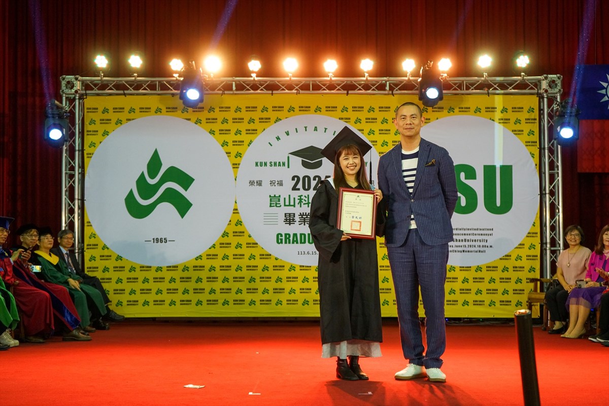 08.KSU Graduation Ceremony: Andre Chiang and Wu Pao-Chun Celebrate Emotional Reunion for Graduates of the SARS Generation