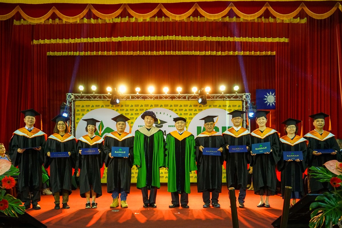 02.KSU Graduation Ceremony: Andre Chiang and Wu Pao-Chun Celebrate Emotional Reunion for Graduates of the SARS Generation