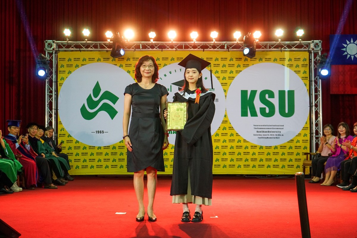 07.KSU Graduation Ceremony: Andre Chiang and Wu Pao-Chun Celebrate Emotional Reunion for Graduates of the SARS Generation