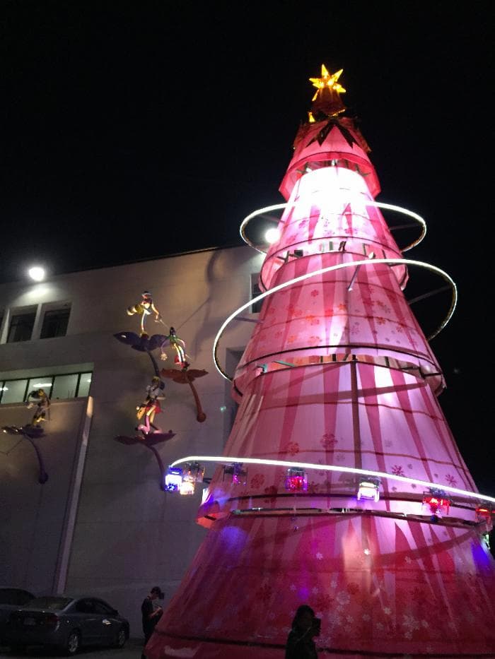 01.新營文化中心廣場矗立了15米高、7米寬的紅色聖誕樹，取名為〈臺南之心〉