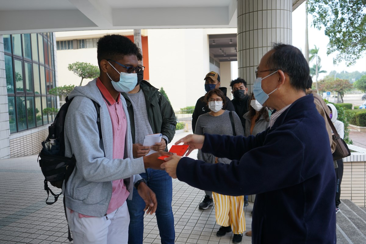 03.KSU Office of International and Cross-Strait Affairs Presents Good Luck Red Envelopes to International Students to Celebrate the Chinese Lunar New Year