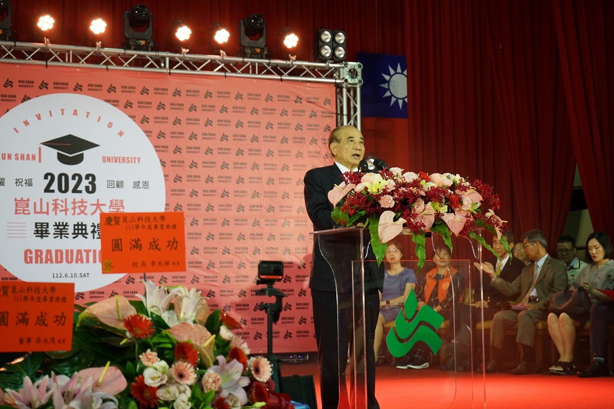 14.KSU Bids Farewell to 2,800 Graduates; Former Panasonic Taiwan Chairman Simizu Tosiki Receives Honorary Doctorate