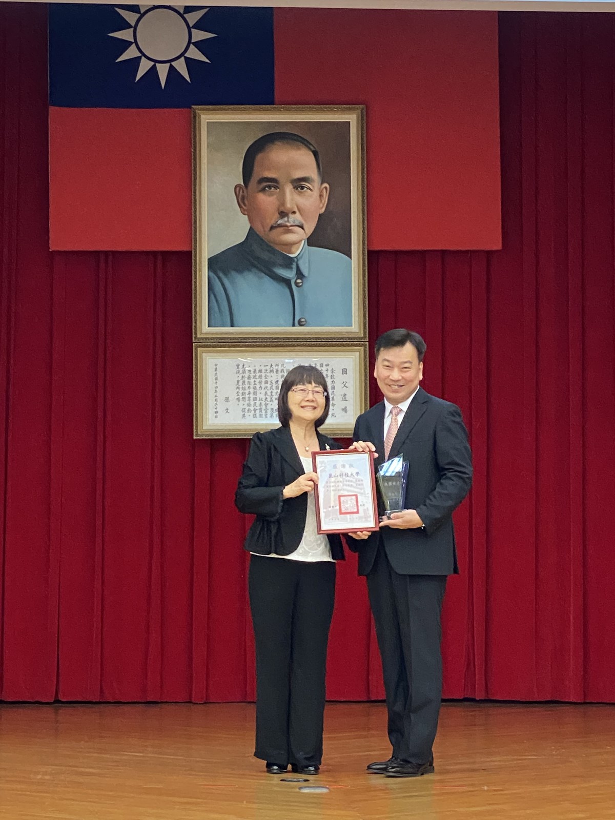 03.KSU Conducts National Examination Services for Over 10 Years: President Lee Tien-Shiang Awarded Third-Class Medal for Supervisory Dedication