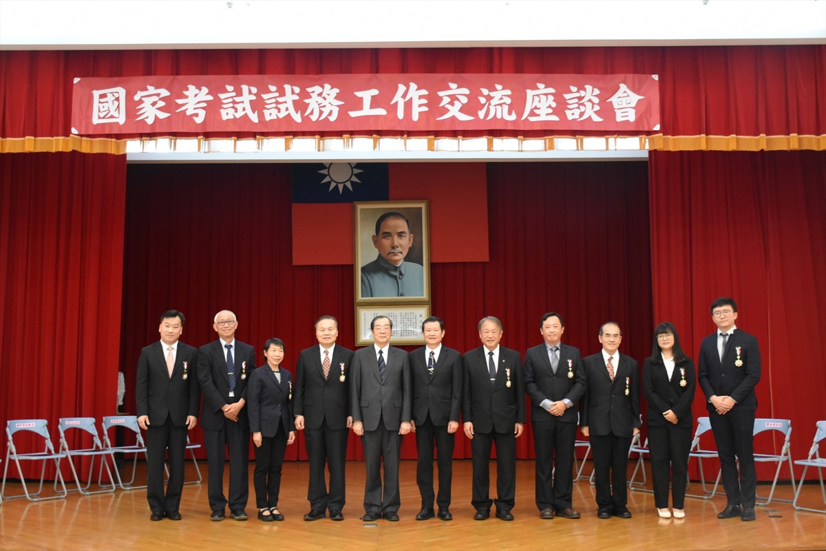 04.KSU Conducts National Examination Services for Over 10 Years: President Lee Tien-Shiang Awarded Third-Class Medal for Supervisory Dedication