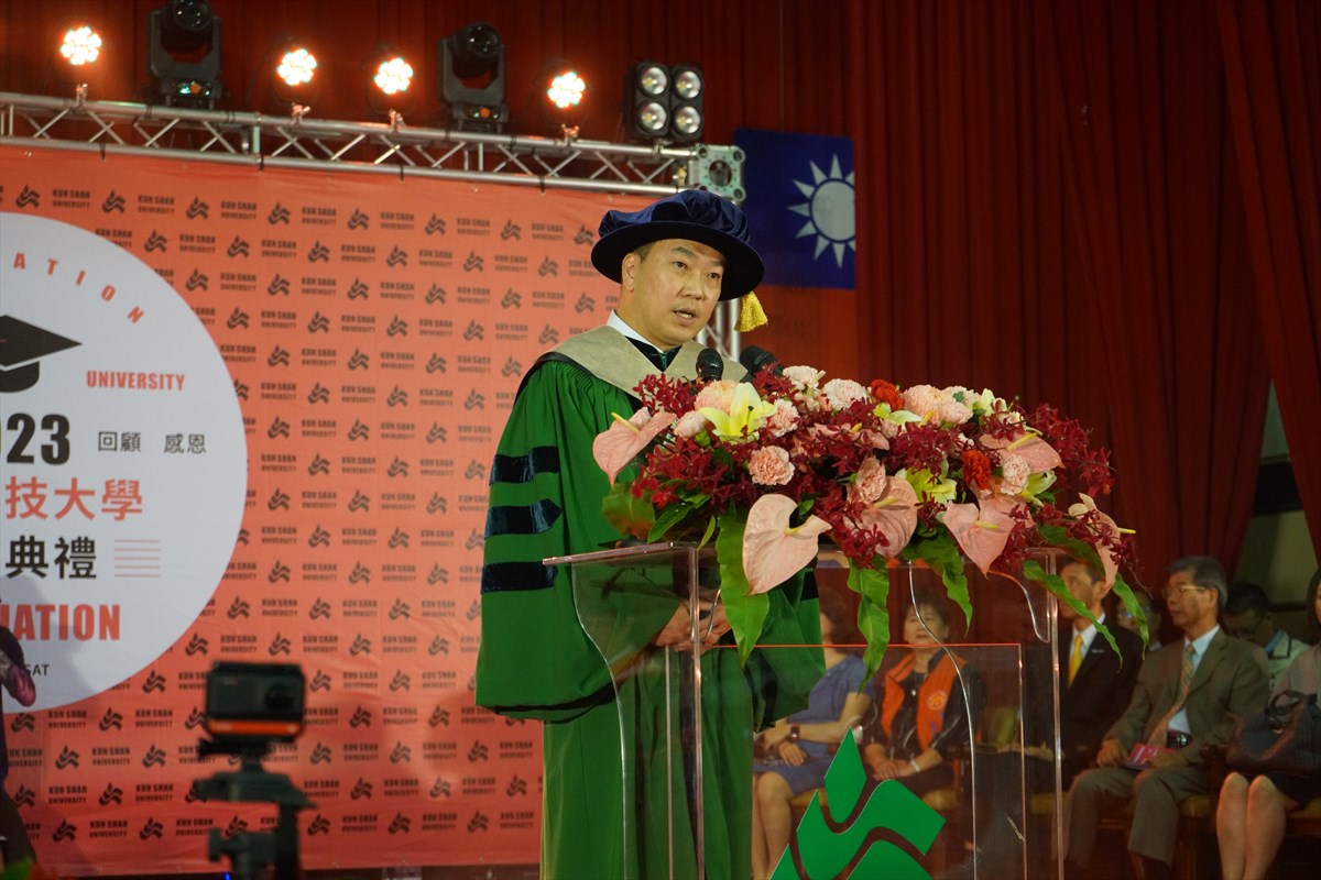 13.KSU Bids Farewell to 2,800 Graduates; Former Panasonic Taiwan Chairman Simizu Tosiki Receives Honorary Doctorate