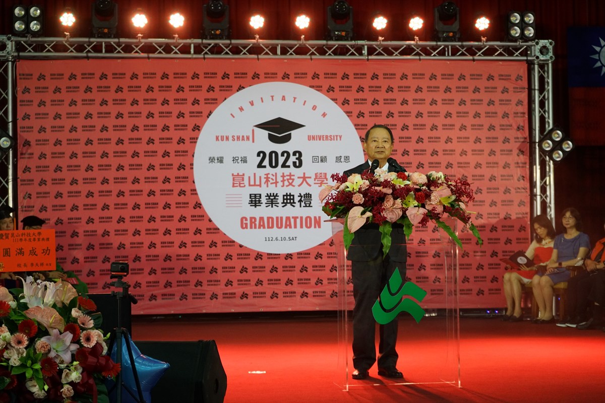 12.KSU Bids Farewell to 2,800 Graduates; Former Panasonic Taiwan Chairman Simizu Tosiki Receives Honorary Doctorate