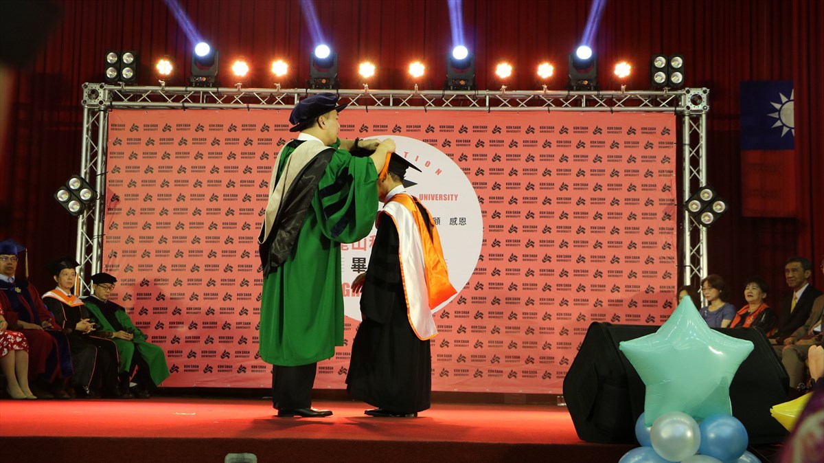 07.KSU Bids Farewell to 2,800 Graduates; Former Panasonic Taiwan Chairman Simizu Tosiki Receives Honorary Doctorate
