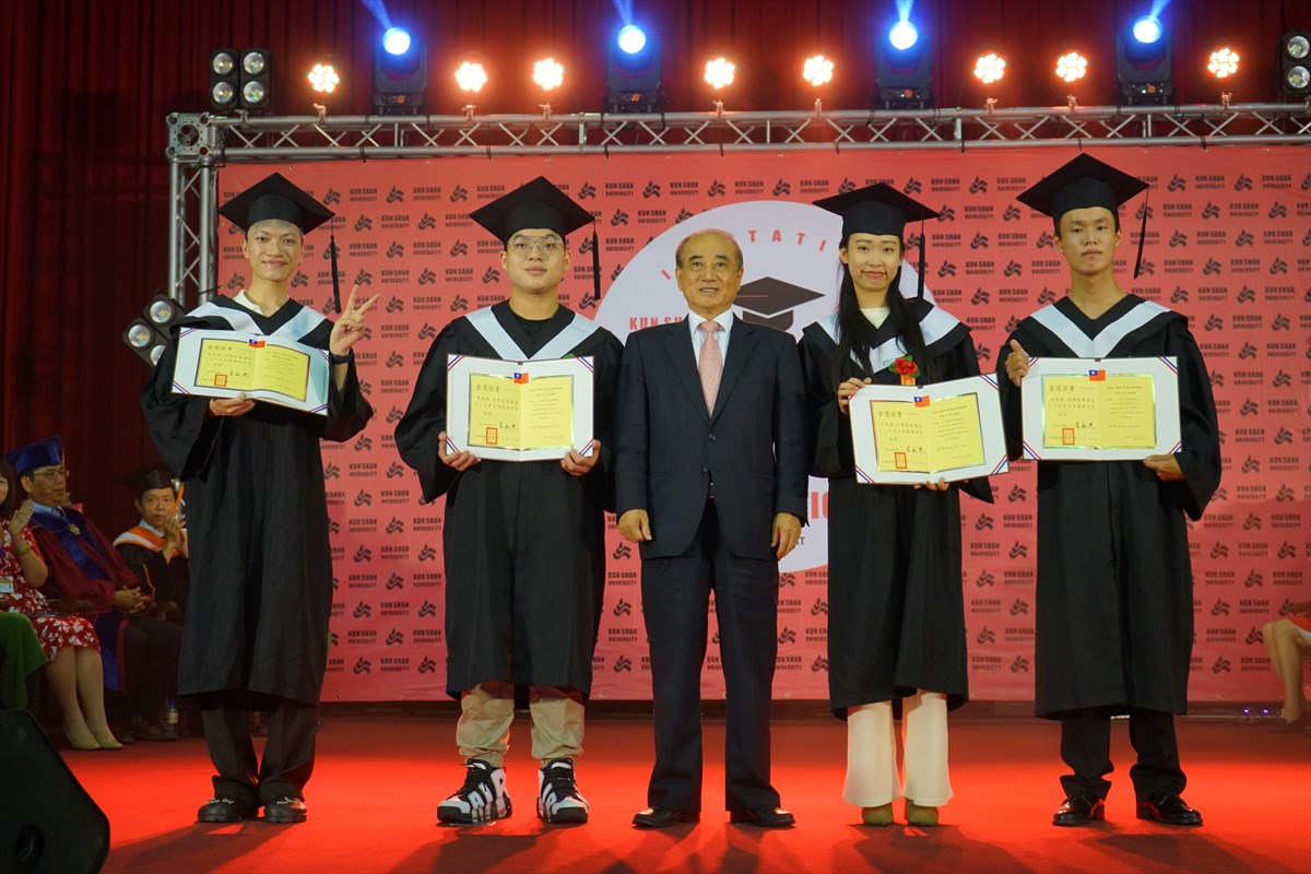 02.KSU Bids Farewell to 2,800 Graduates; Former Panasonic Taiwan Chairman Simizu Tosiki Receives Honorary Doctorate