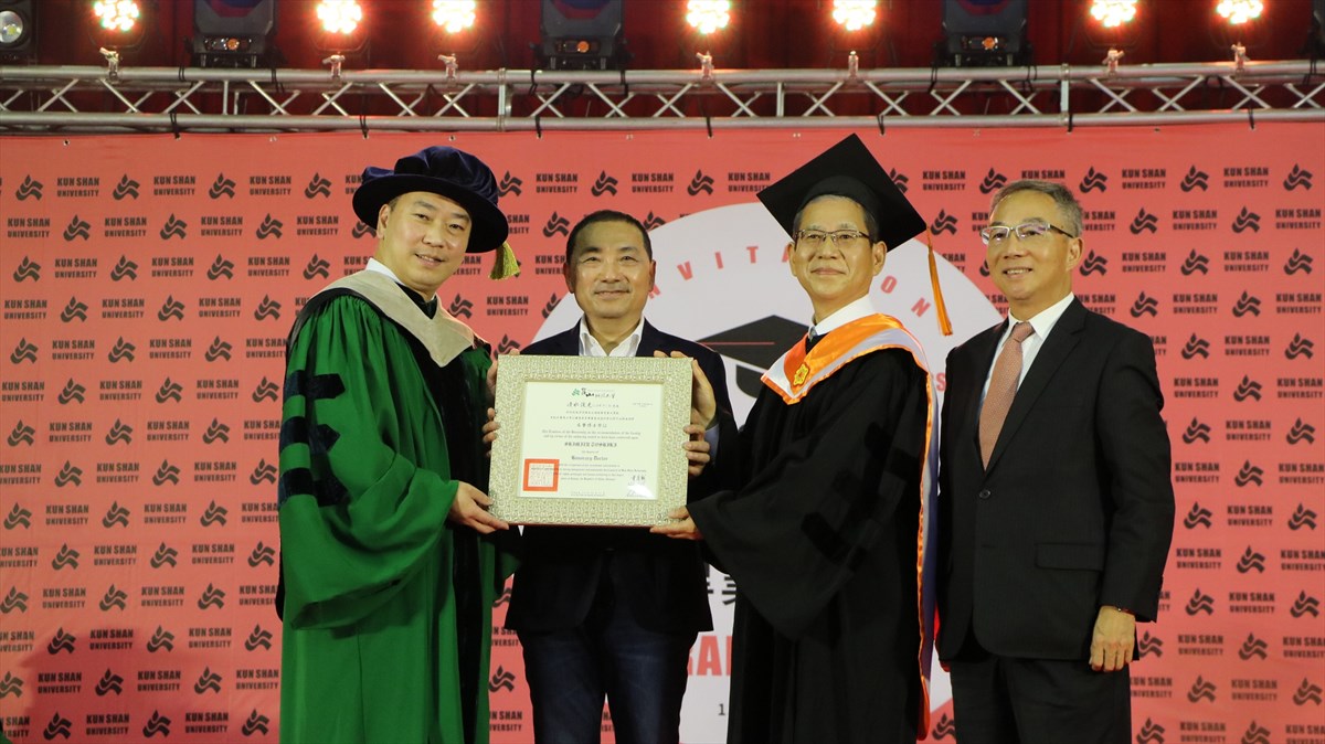 01.KSU Bids Farewell to 2,800 Graduates; Former Panasonic Taiwan Chairman Simizu Tosiki Receives Honorary Doctorate