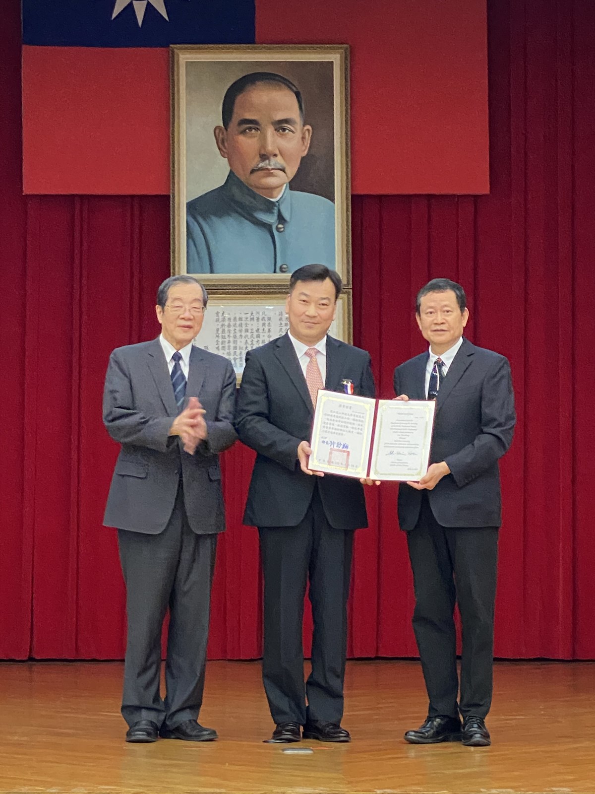 01.KSU Conducts National Examination Services for Over 10 Years: President Lee Tien-Shiang Awarded Third-Class Medal for Supervisory Dedication