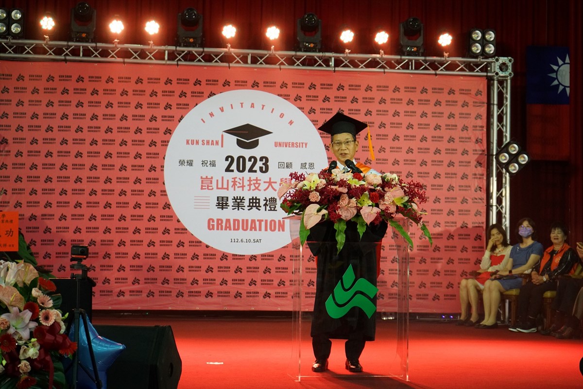 15.KSU Bids Farewell to 2,800 Graduates; Former Panasonic Taiwan Chairman Simizu Tosiki Receives Honorary Doctorate