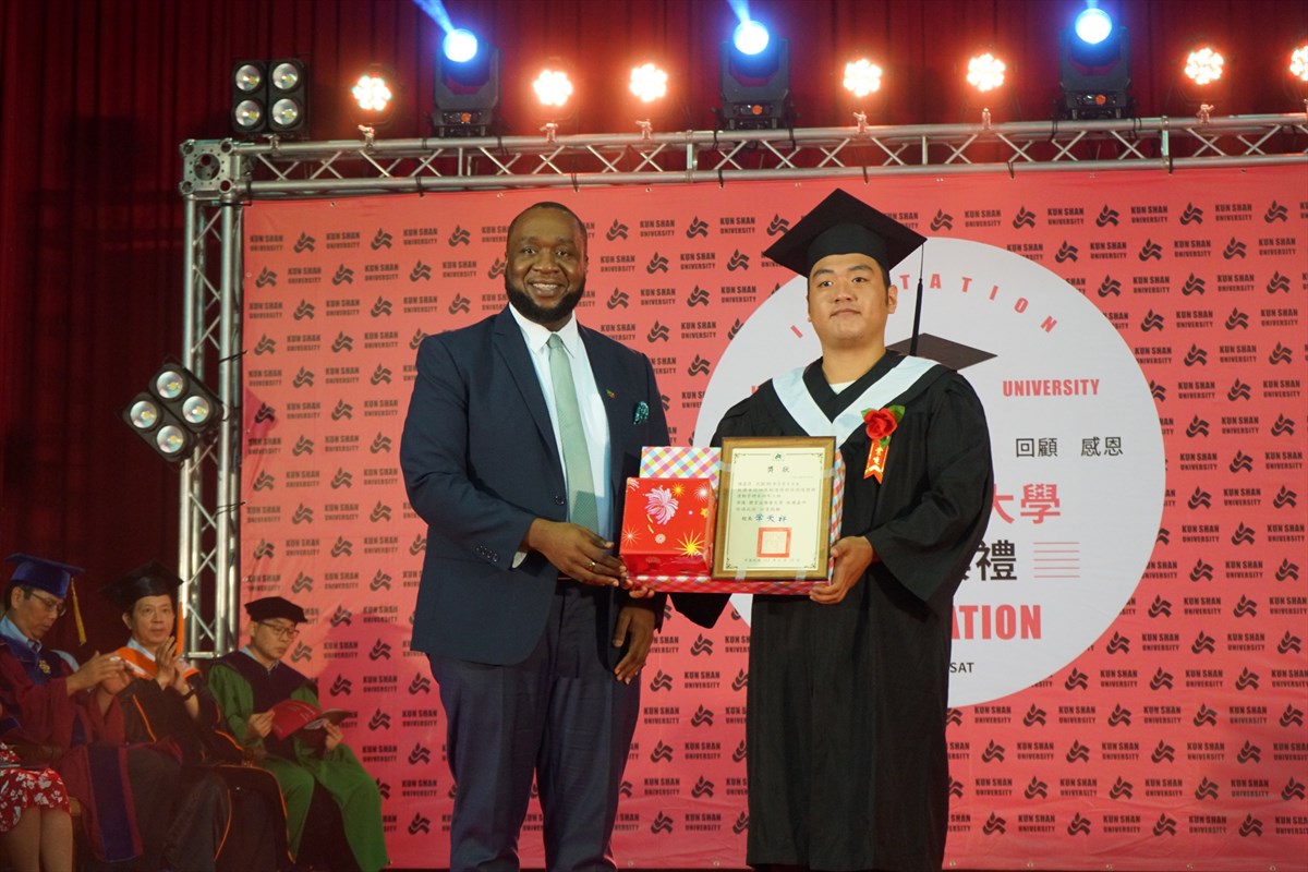 03.KSU Bids Farewell to 2,800 Graduates; Former Panasonic Taiwan Chairman Simizu Tosiki Receives Honorary Doctorate