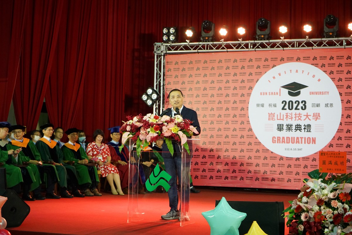 11.KSU Bids Farewell to 2,800 Graduates; Former Panasonic Taiwan Chairman Simizu Tosiki Receives Honorary Doctorate