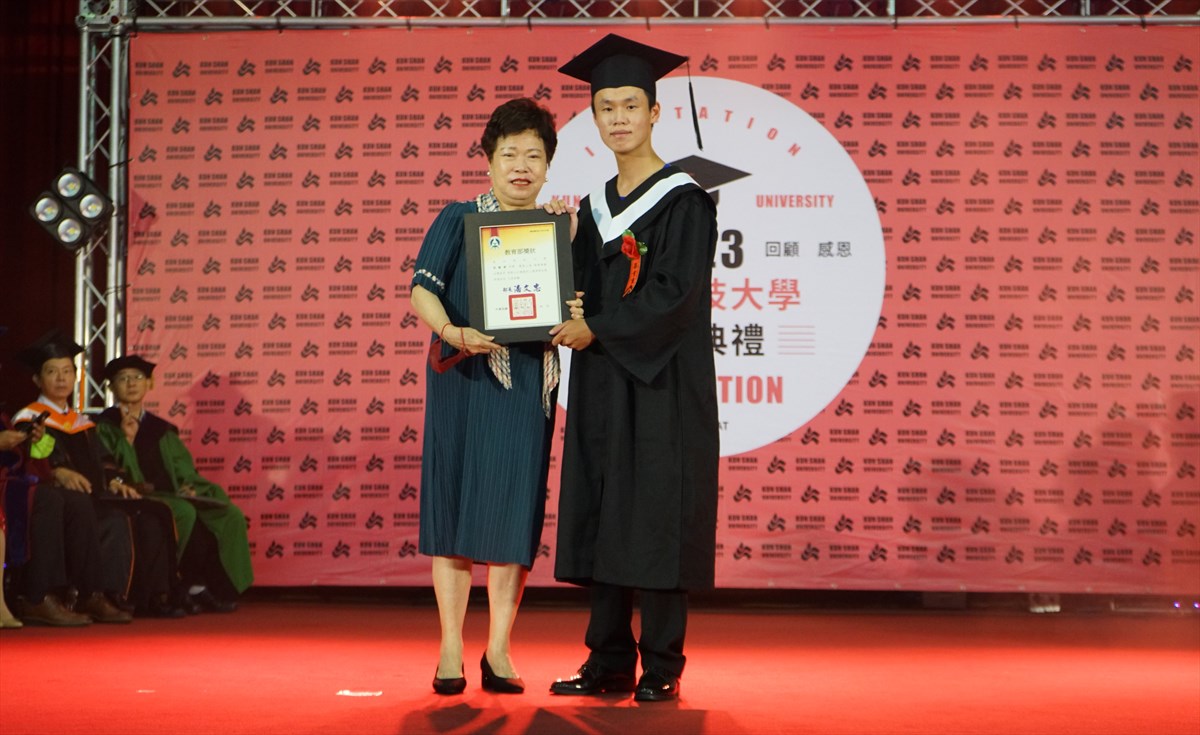 04.KSU Bids Farewell to 2,800 Graduates; Former Panasonic Taiwan Chairman Simizu Tosiki Receives Honorary Doctorate