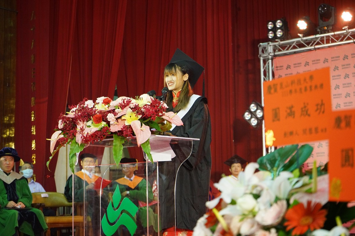 16.KSU Bids Farewell to 2,800 Graduates; Former Panasonic Taiwan Chairman Simizu Tosiki Receives Honorary Doctorate