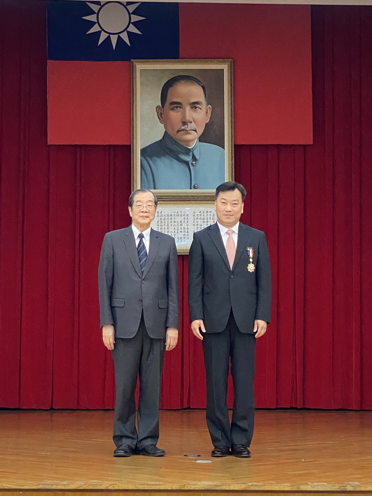 02.KSU Conducts National Examination Services for Over 10 Years: President Lee Tien-Shiang Awarded Third-Class Medal for Supervisory Dedication