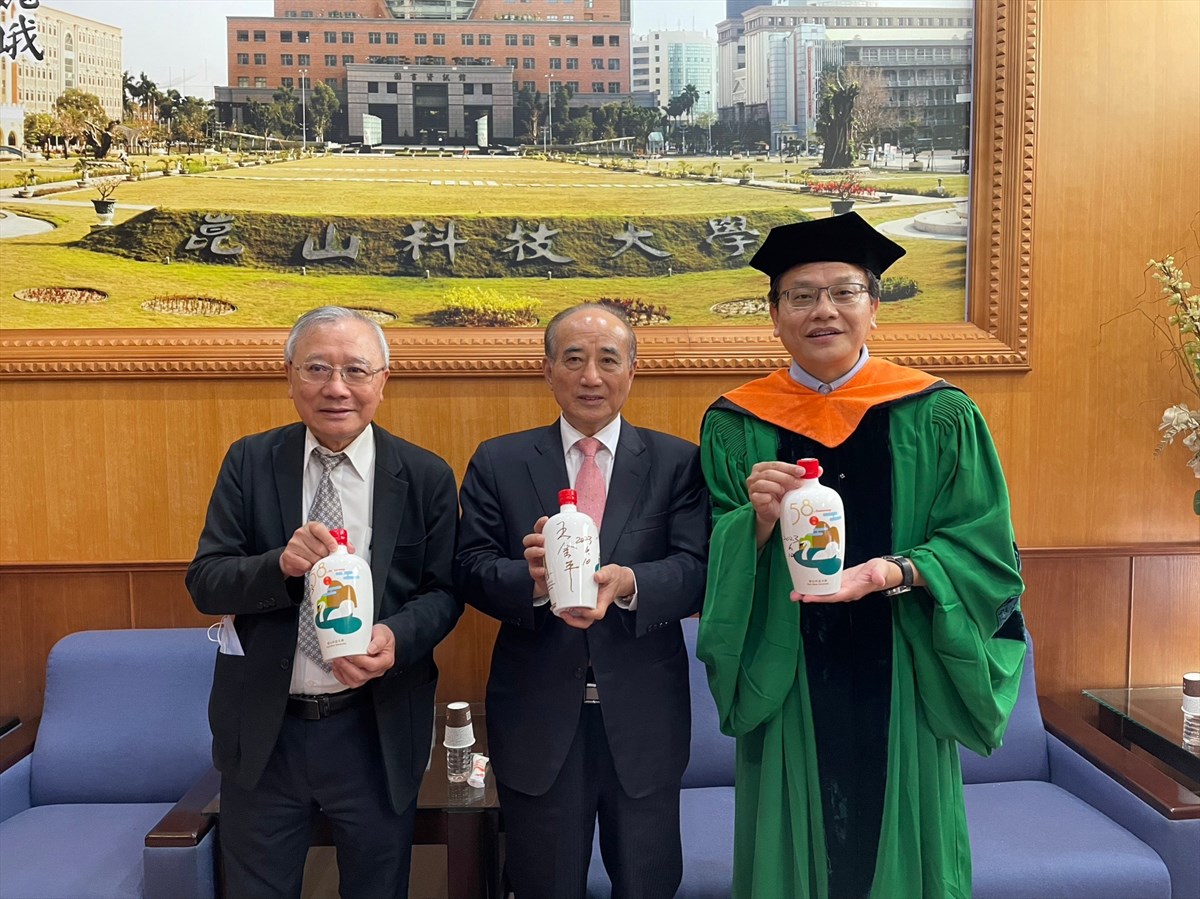 05.KSU Bids Farewell to 2,800 Graduates; Former Panasonic Taiwan Chairman Simizu Tosiki Receives Honorary Doctorate