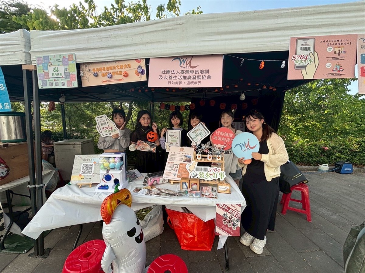 01.公廣系畢製參與「2025 東寧萬聖節《萌鬼同樂趣》」，團隊合影