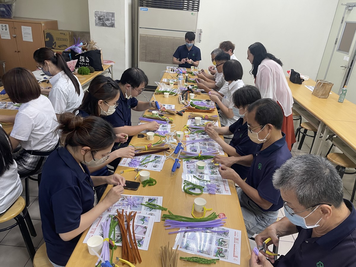 04.學員認真製作造型盆栽