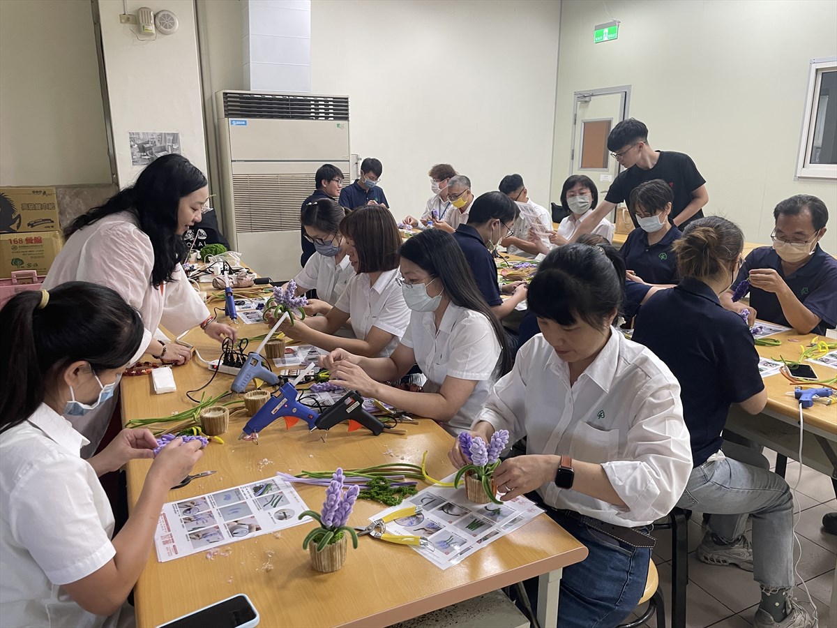 02.「若有齊事藝創園地」何若齊老師指導學員製作紫色系毛根薰衣草造型盆栽