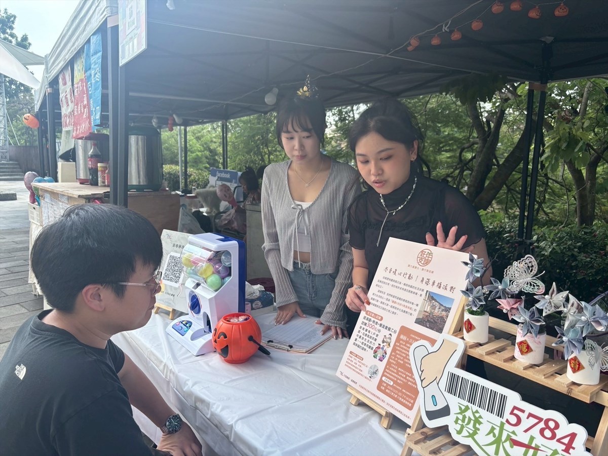 02.「Lemon Sugar」成員向民眾介紹活動內容