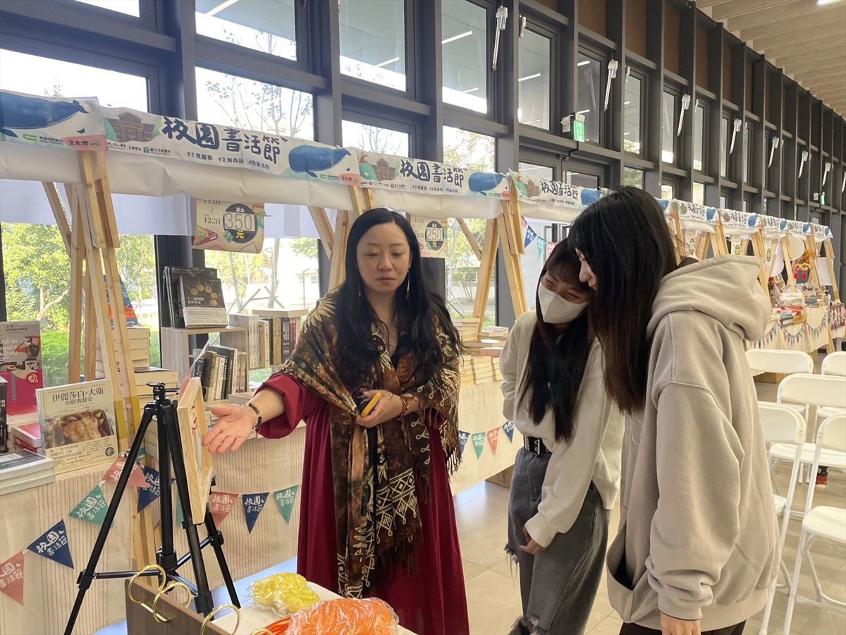 03.「若有齊事藝創園地」創辦人何若齊向向學生介紹逗鎮來畫活動