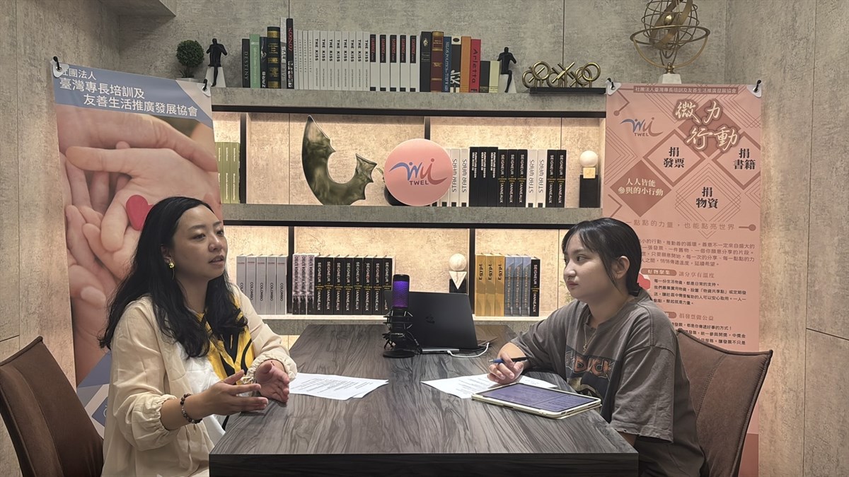02.公廣系團隊成員與協會何若齊秘書長錄製職人訪談節目