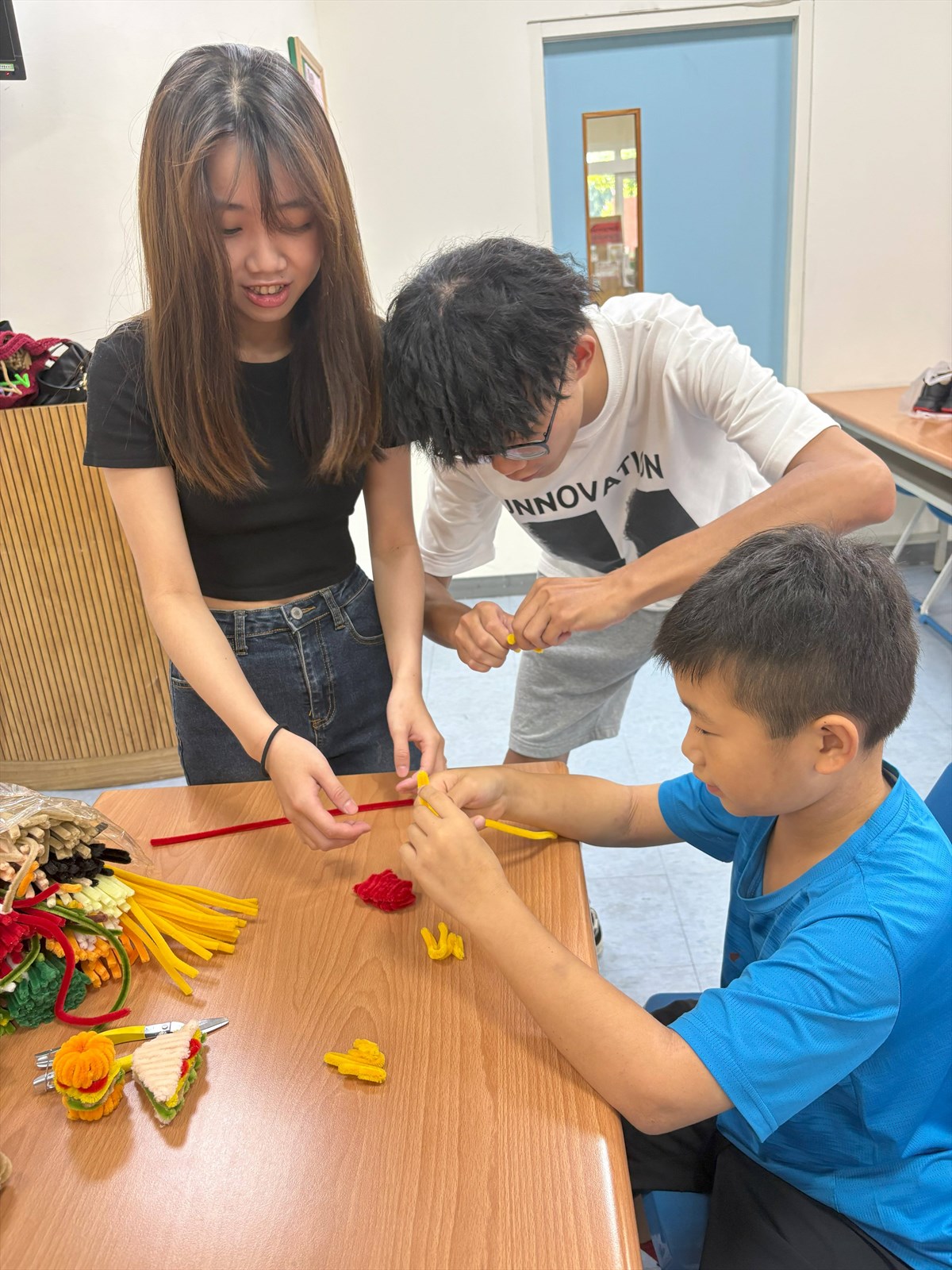 02.團隊成員協助小朋友製作成品