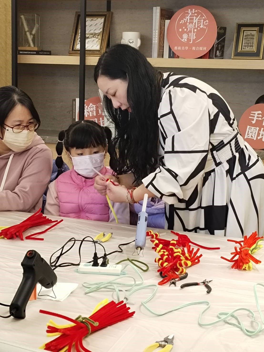 02.「若有齊事藝創園地」創辦人何若齊老師(右)指導教學