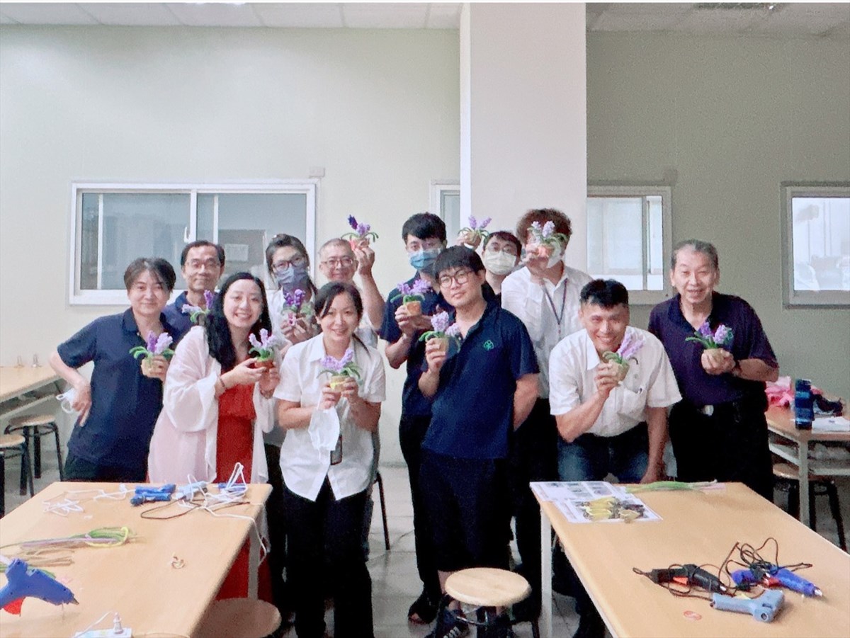 01.公廣系攜手在地企業推動ESG舒壓手作課程，全體合影
