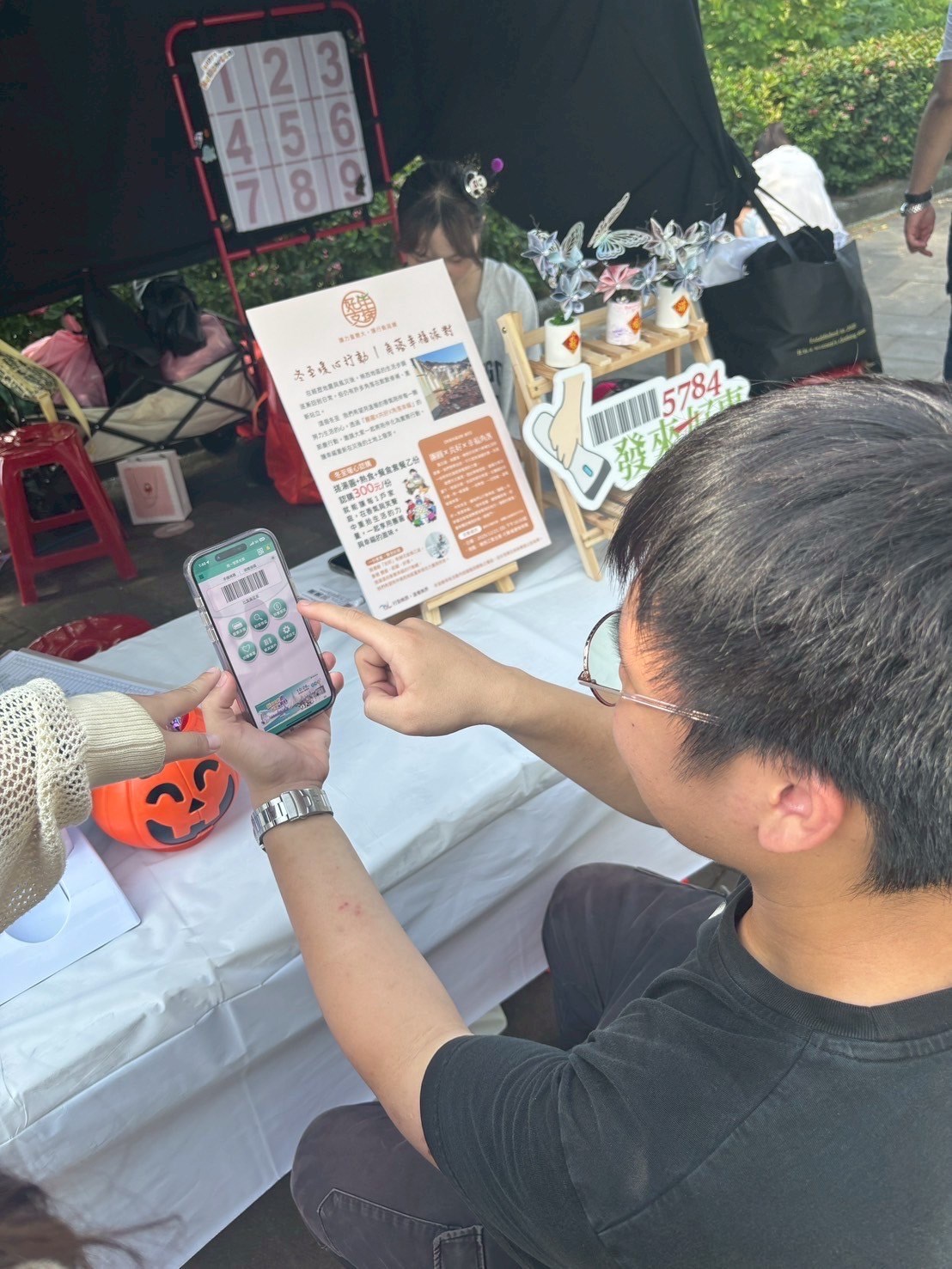 05.「Lemon Sugar」成員向民眾講解如何綁定愛心碼