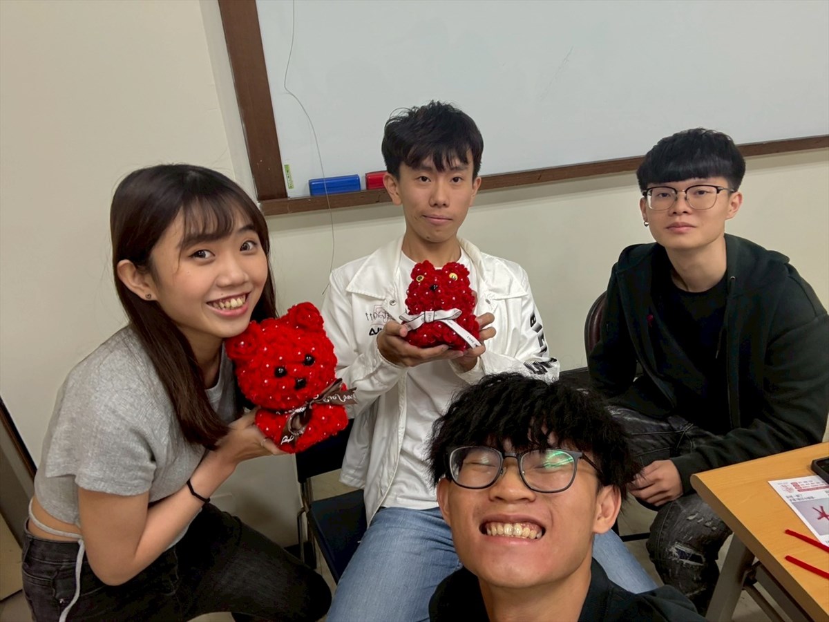 01.公廣系畢製團隊與作品合影