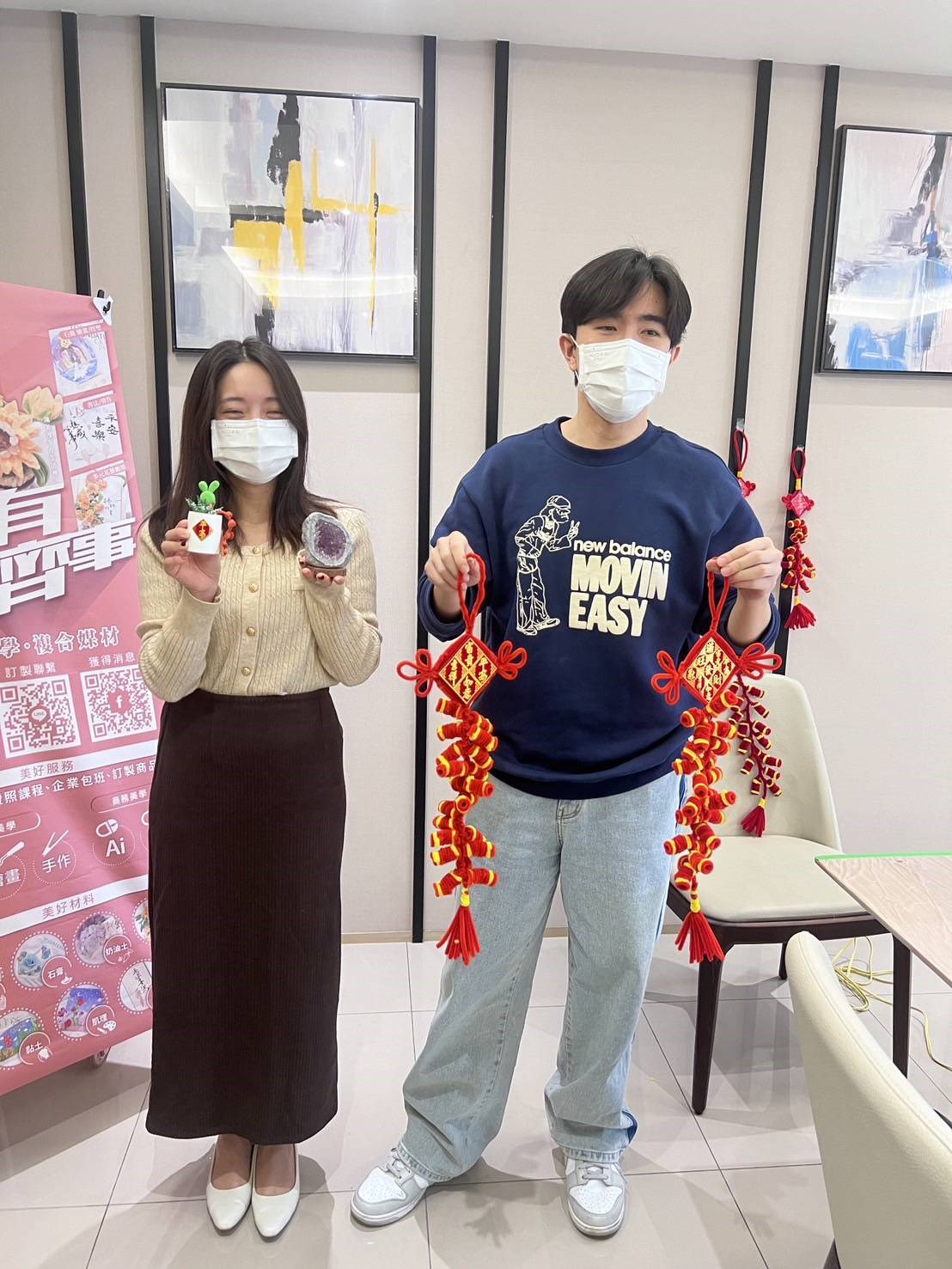 01.公廣系與業主「若有齊事藝創園地」開設「蛇年樂作」手作課,學員與手作成品合影