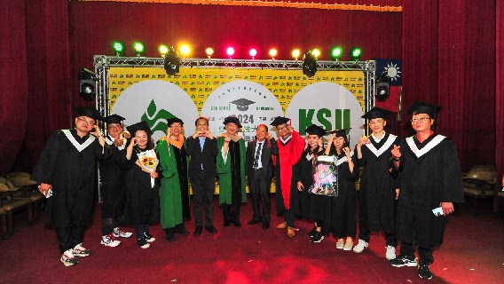 KSU Graduation Ceremony: Andre Chiang and Wu Pao-Chun Celebrate Emotional Reunion for Graduates of the SARS Generation